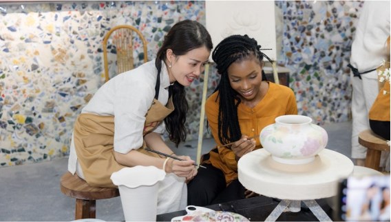 Trải nghiệm nặn gốm hiện đại tại bảo tàng gốm Bát Tràng.