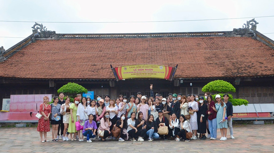 đình làng cổ bát tràng xa không